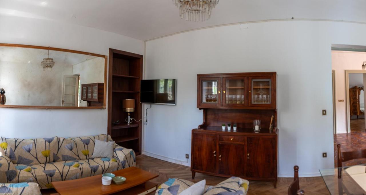 Maison Cecile Appartamento In Villa. Host Marianna Aglie Bagian luar foto